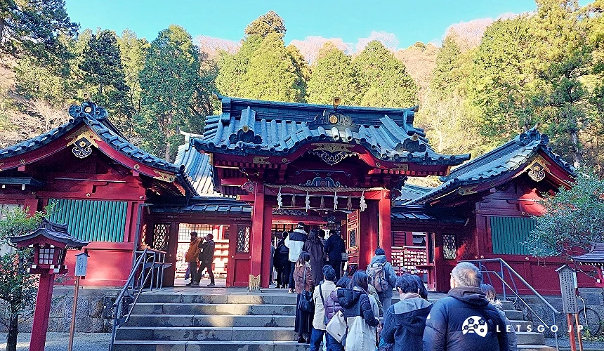 参拜的人排队进入箱根神社