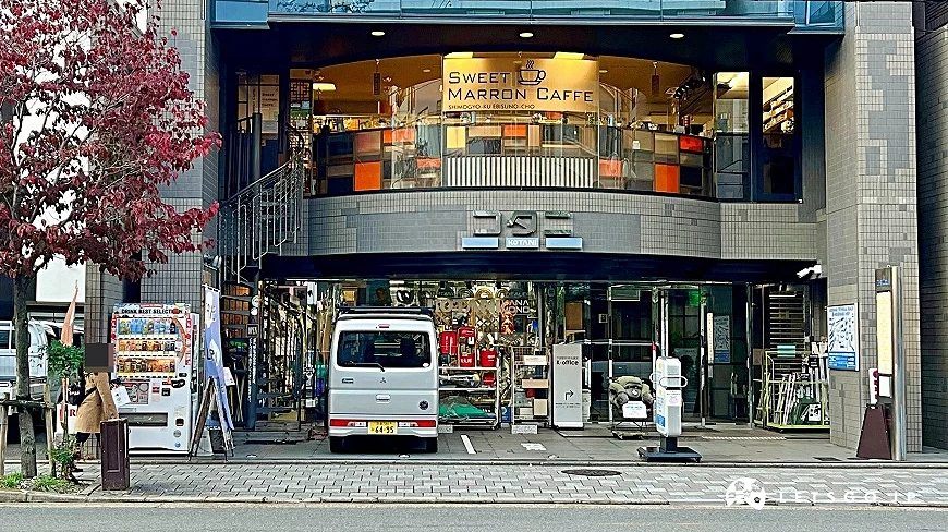 大樓的一樓的廚房用具店外觀