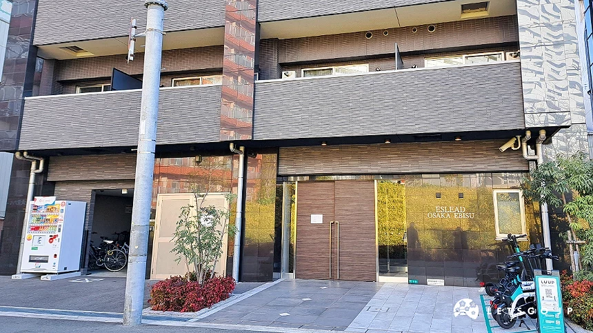 ESLEAD HOTEL的外觀為深色公寓