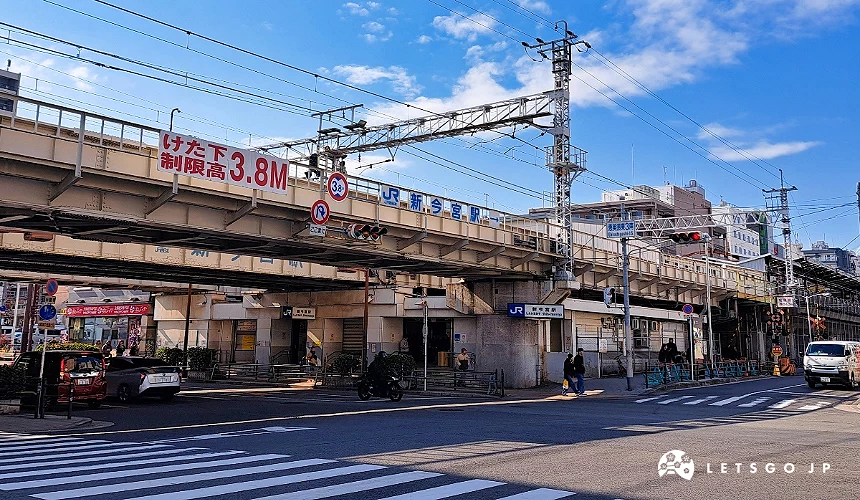 一般道路上面有著高架鐵道