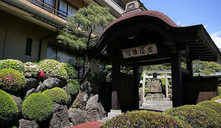 古屋旅馆的日式庭园入口与木造山门