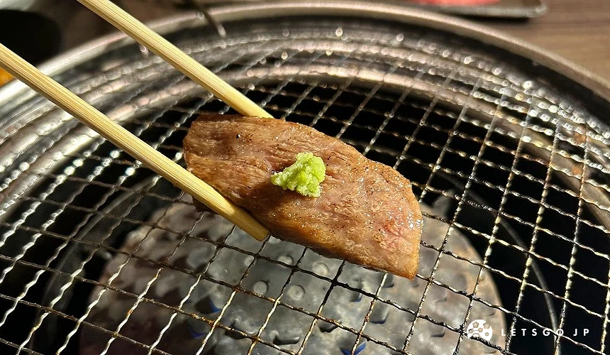 烤好的肉品搭配著芥末