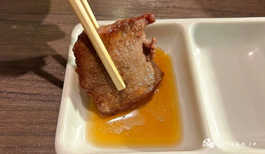 薄切牛舌可沾醋