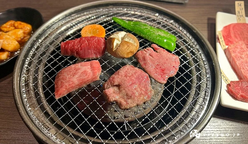 烤網上放著四塊不同部位的肉類與蔬菜