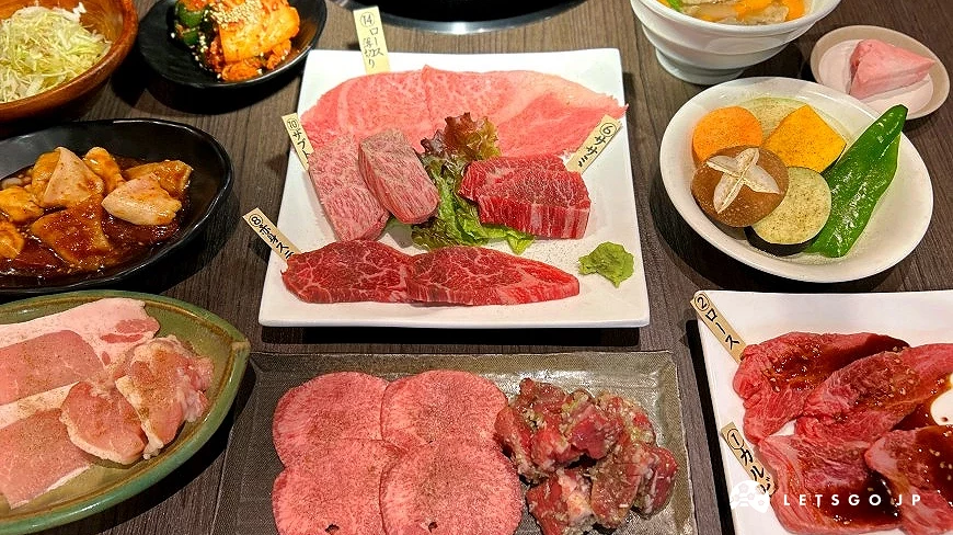 多種部位和牛燒肉拼盤及小菜