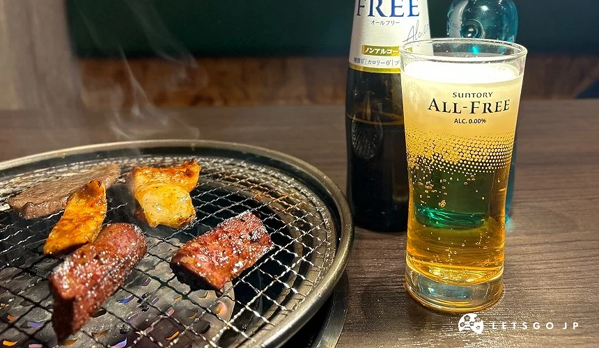 正在烤著肉塊的烤爐及各式飲料