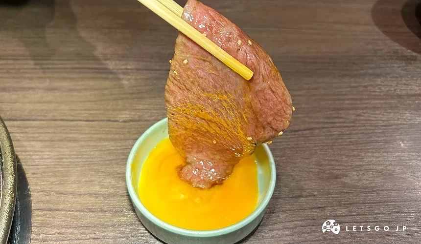 烤好的肉沾著蛋液