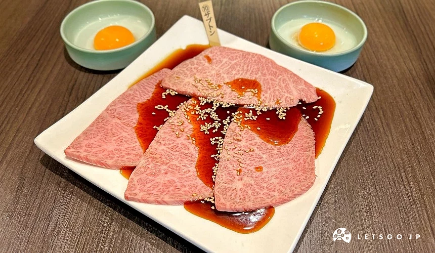 壽喜燒用的薄肉片與生雞蛋