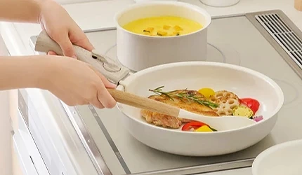 白色平底锅正在料理中