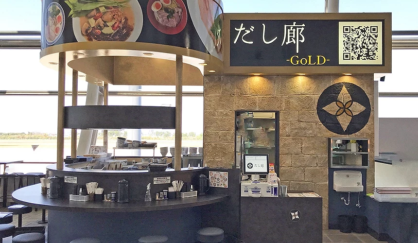 机场内的日式拉面餐厅柜台与用餐座位区