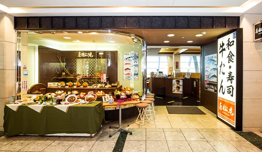 日式料理与寿司餐厅门面,展示多样餐点模型