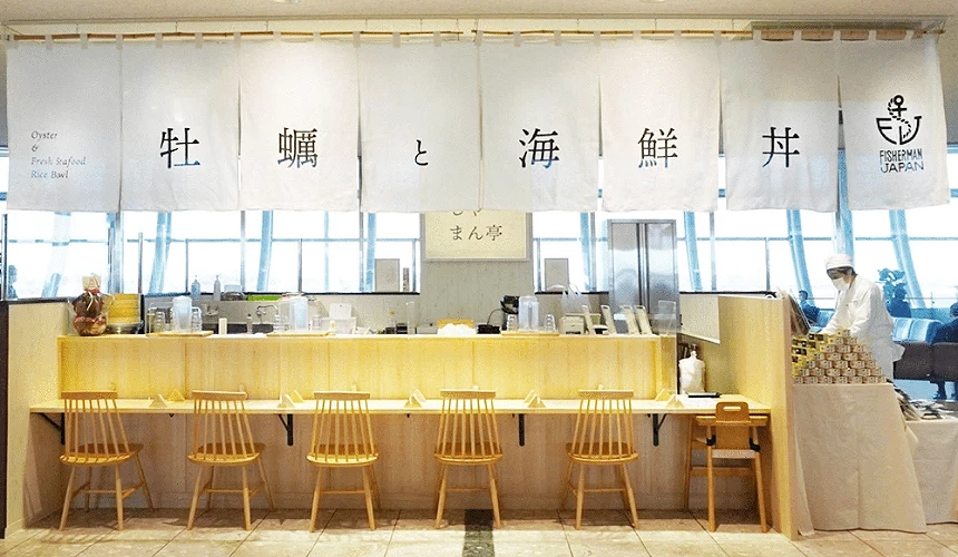 牡蛎与海鲜丼专卖店内设有木质吧台座位区