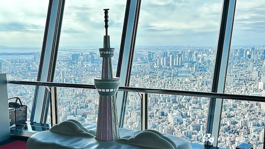 從晴空塔展望台內往外可以透過大片落地窗看到東京市景