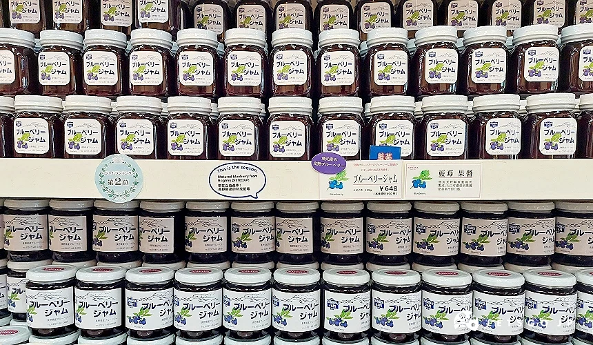 置物架摆满果酱