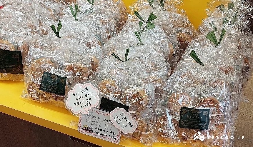 白桦堂店内摆放的「轻井泽塔」5入装礼盒,内含核桃与杏仁口味,透明袋装并附有含税价格标示
