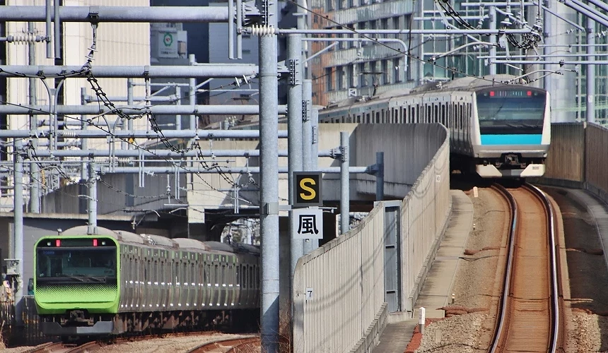 两台JR电车迎面而来