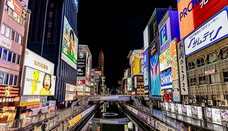 大阪市区夜晚景色,许多霓虹灯看板