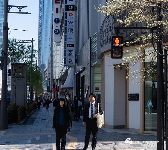 出站後直走一小段路後過了圖片這條馬路後再直走一小段路