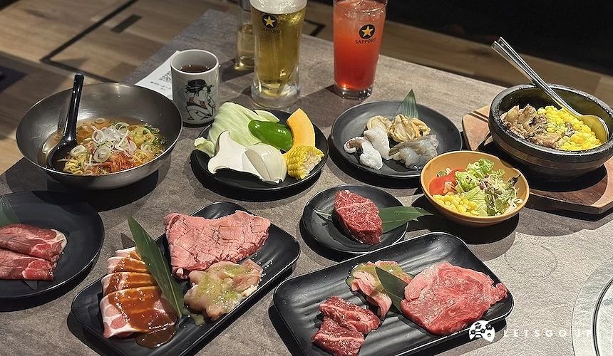 燒肉拼盤、蔬菜、冷麵、兩杯飲料、沙拉等套餐