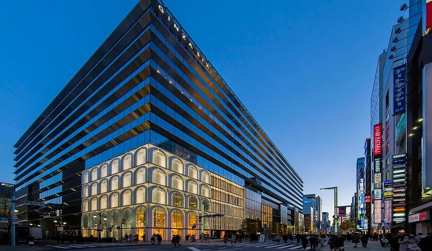 傍晚時分以側面角度拍攝的GINZA SIX大樓全景