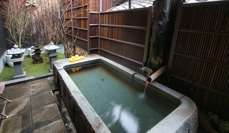 「由布院 Ubl 飯店」坐落於由布岳山麓的自然空間,鄰近金鱗湖