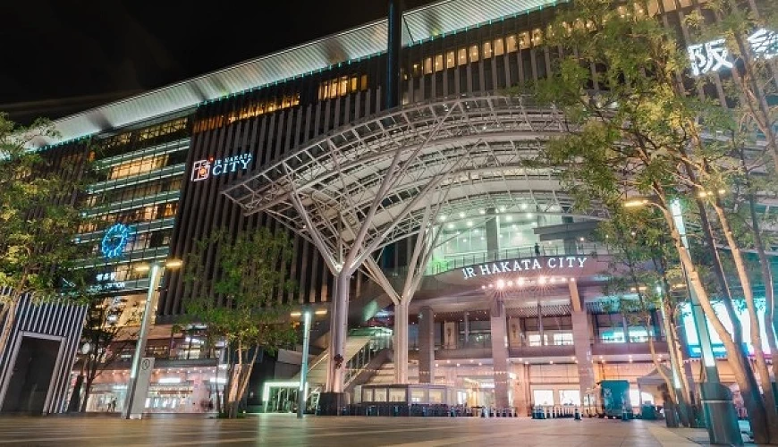 夜晚博多城百貨入口