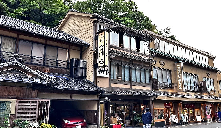 三栋连着的咖啡色系的森津屋外观