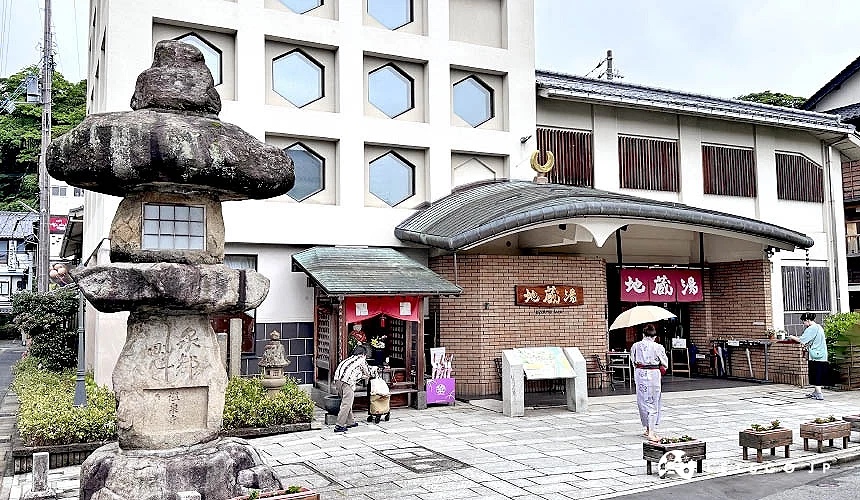 白色建筑物上有六角形窗户的城崎温泉七大外汤地藏汤外观