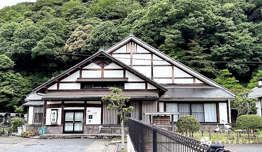 两栋连在一起的三角屋顶的日式白色建筑是城崎温泉七大外汤鸿之汤外观