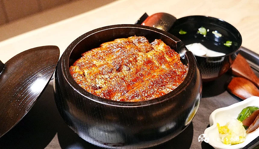 「鳗鱼三吃(ひつまぶし)」将鳗鱼细切成一片一片铺满在米饭上