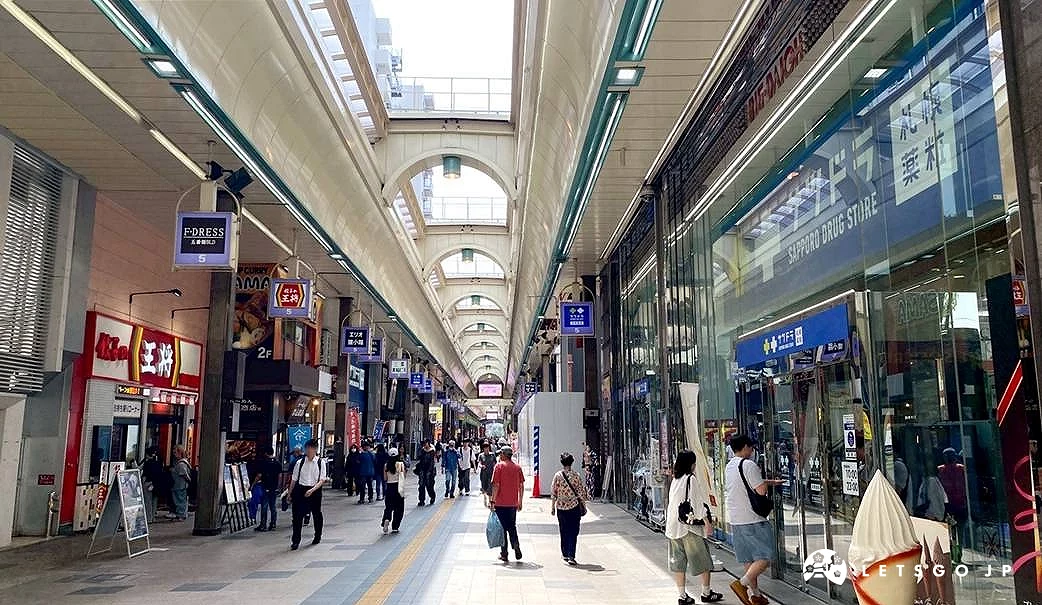 狸小路商店街道模樣,右手邊是「札幌藥妝 大王大樓店」
