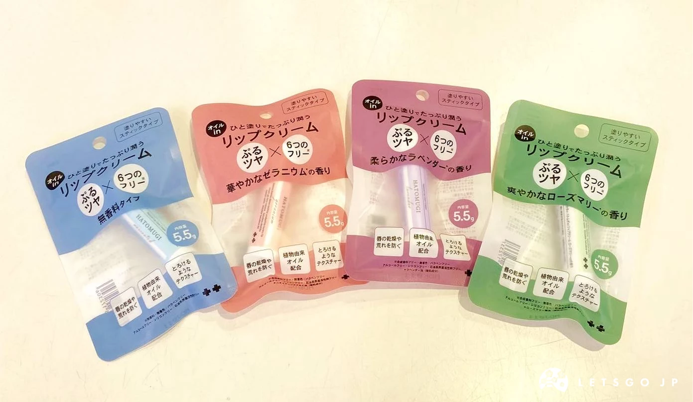 潤澤保濕薏仁護唇膏系列四隻商品陳列在桌子上