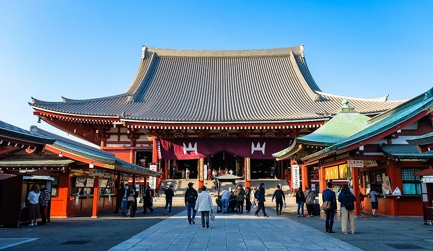 香火鼎盛的淺草寺,天氣晴朗、人潮眾多