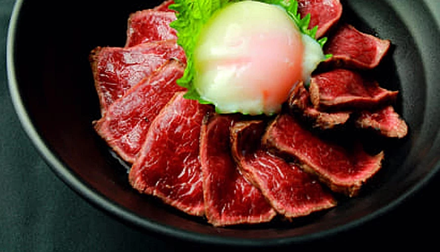 菅乃屋马肉丼俯角特写