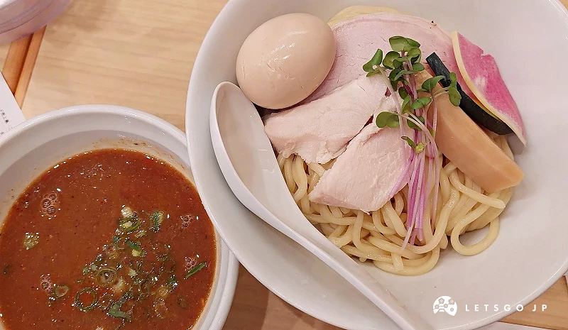 一份沾面,右边为盛有面条与配菜的碗,左边为深色酱汁