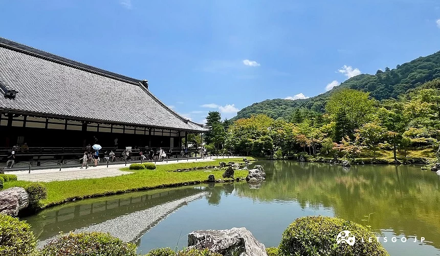 天龍寺曹源池庭園景色,池水倒映法堂建築與嵐山綠意