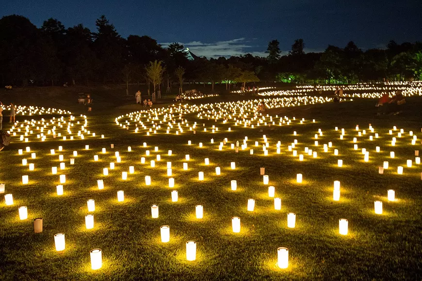 แสงเทียนนับหมืนที่เรียงราย สร้างบรรยากาศขรึมขลังและงดงาม ที่ Nara Tokae Lantern Festival