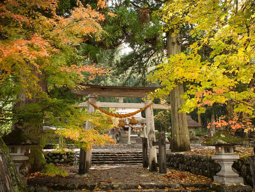 ศาลเจ้าชิรากาวะ ฮาจิมัง (Shirakawa Hachiman Shrine) ในช่วงใบไม้เปลี่ยนสี