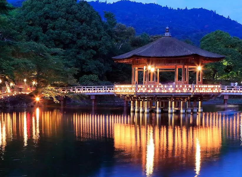 แสงเทียนที่ส่องสะท้อนลงบนผิวน้ำยามค่ำคืนในงาน Nara Tokae Lantern Festival