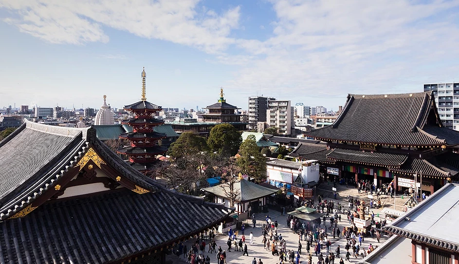 從空中的俯瞰照片,有兩座寺廟和一座古塔
