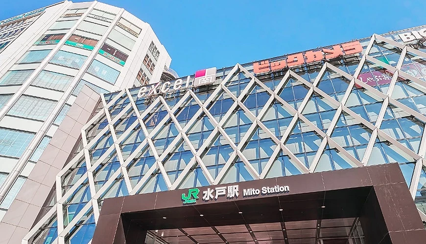 一樓為水戶站招牌,二樓為excel水戶招牌