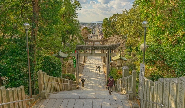福冈宫地岳神社的参拜道被阳光照耀