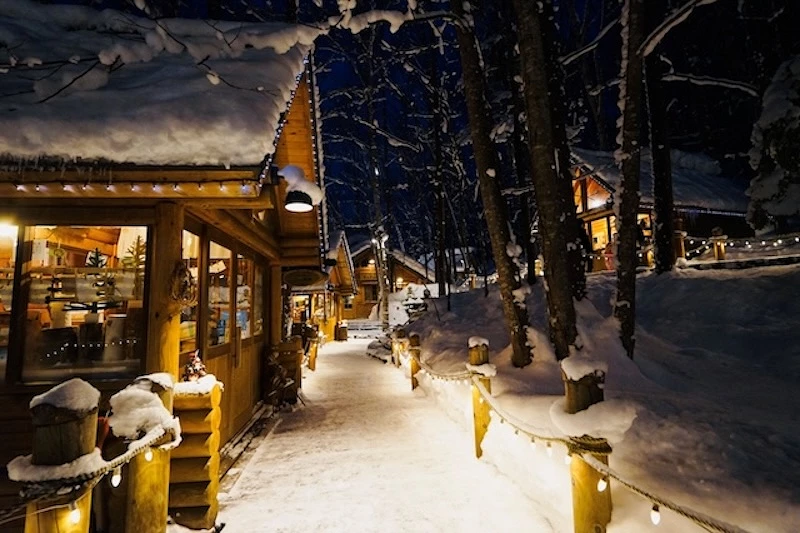 屋前的路上是雪白的積雪