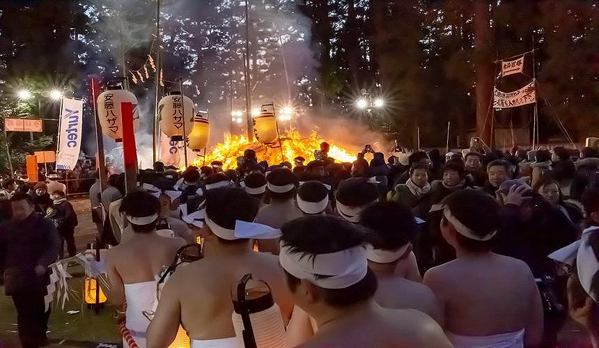 很多頭綁白色毛巾的男子在參加日式祭典
