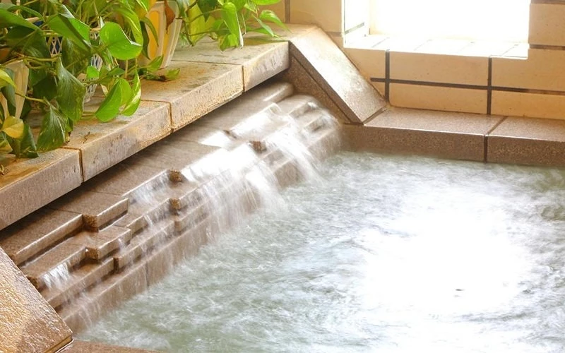 溫泉水流出
