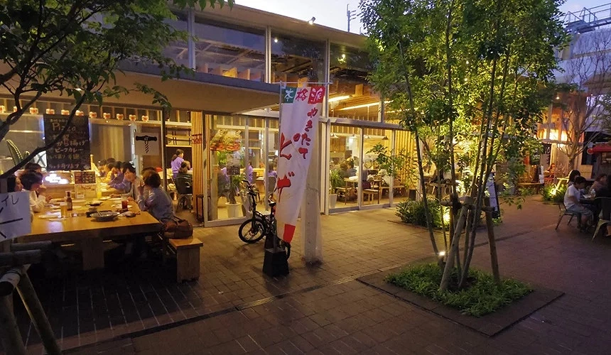 晚上的油津商店街的ABURATSU食堂,外面有桌椅