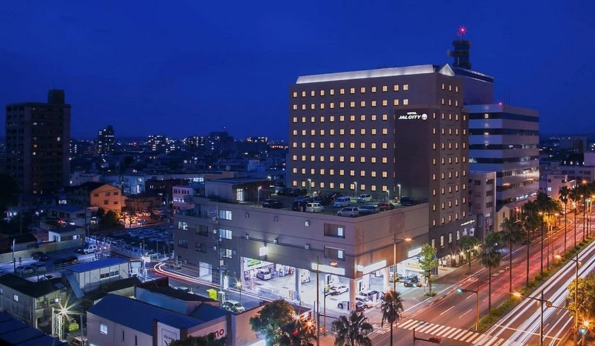 宫崎日航都市酒店的夜晚外观