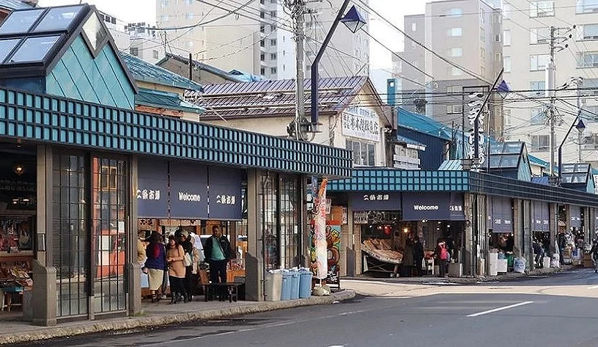 札幌二條市場內部許多人正在享用海鮮