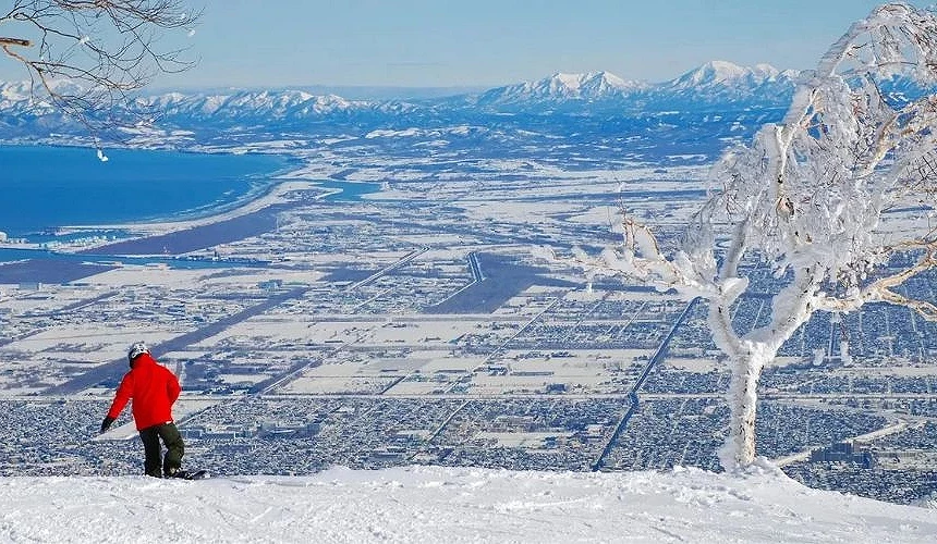 札幌手稻滑雪場,紅衣選手在雪地上滑行