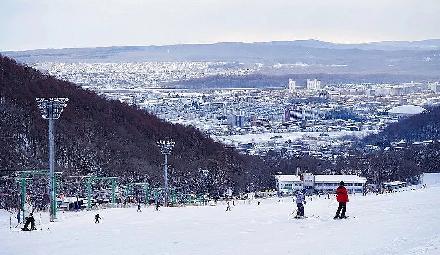 札幌藻岩山滑雪場上,許多民眾在快樂滑雪中
